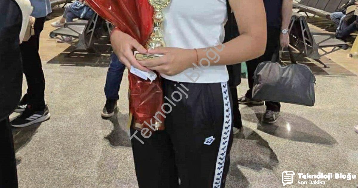 ELİF BERKE 4 EKİM’DE HATAY’DA DÜZENLENEN 5. İSKENDERUN KÖRFEZİ AÇIK DENİZ YÜZME MARATONU’NDA GENEL KLASMAN VE YAŞ GRUBUNDA 39 KİLOMETRELİK MESAFEYİ 14 SAATTE YÜZEREK TÜRKİYE BİRİNCİSİ OLDU.