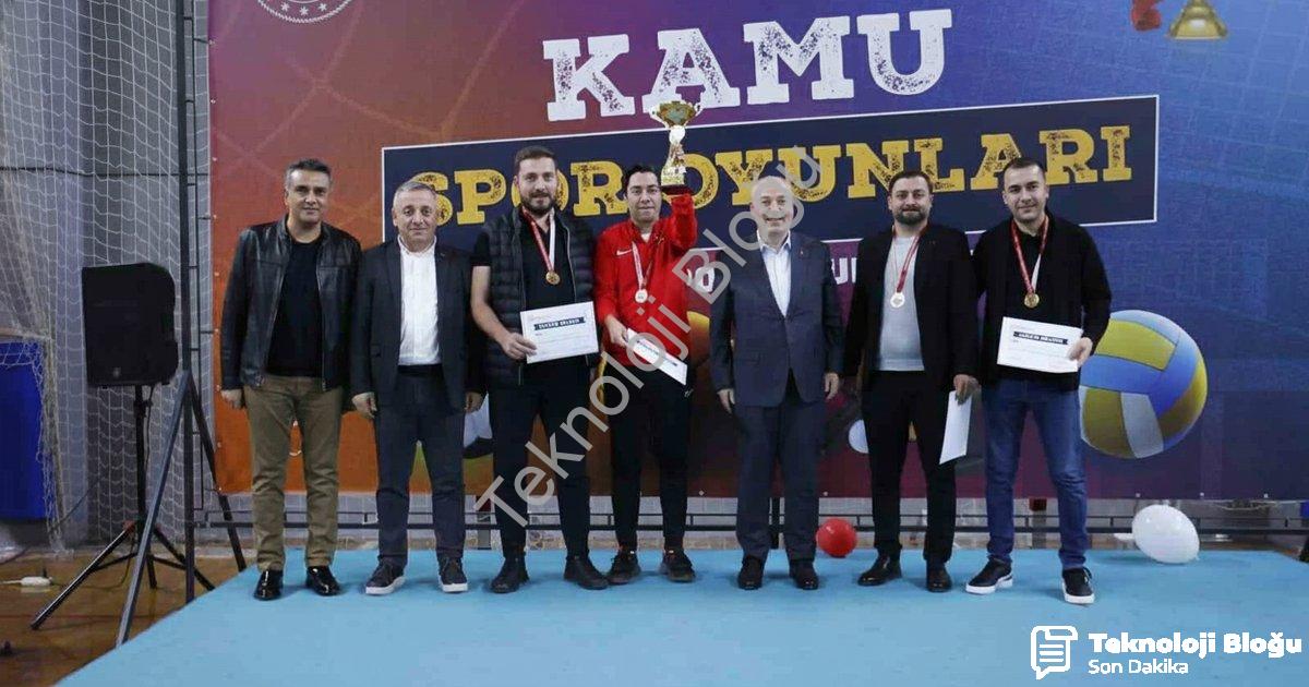 KAMU ÇALIŞANLARINI BULUŞTURAN KAMU SPOR OYUNLARI, VALİ RECEP YAZICIOĞLU SPOR SALONU’NDAKİ FİNAL MAÇLARIYLA TAMAMLANDI. TOPLAM 449 KAMU ÇALIŞANININ KATILDIĞI ORGANİZASYONDA DÖRT AYRI BRANŞTA ŞAMPİYON OLAN TAKIMLAR KUPALARINI DENİZLİ VALİSİ ÖMER FARUK COŞKUN’UN ELİNDEN ALDI.