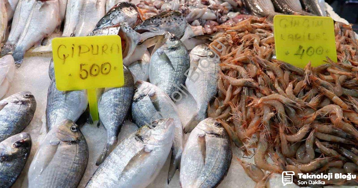 "Foça Balık Hali’nde Kış Bereketi: Sardalya ve Uskumru Mevsimi Başladı" başlıklı haber için fotoreal