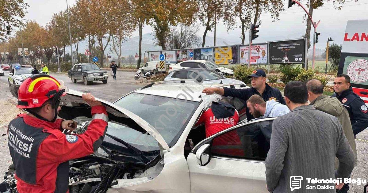 "Menteşe’de Korkutan Kaza: Kırmızı Işık İhlali 2 Yaralı" başlıklı haber için fotorealistik, profesyo