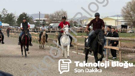 Tavşanlı’da Tarihi Gün: Rahvan Atları Piste Damga Vurdu