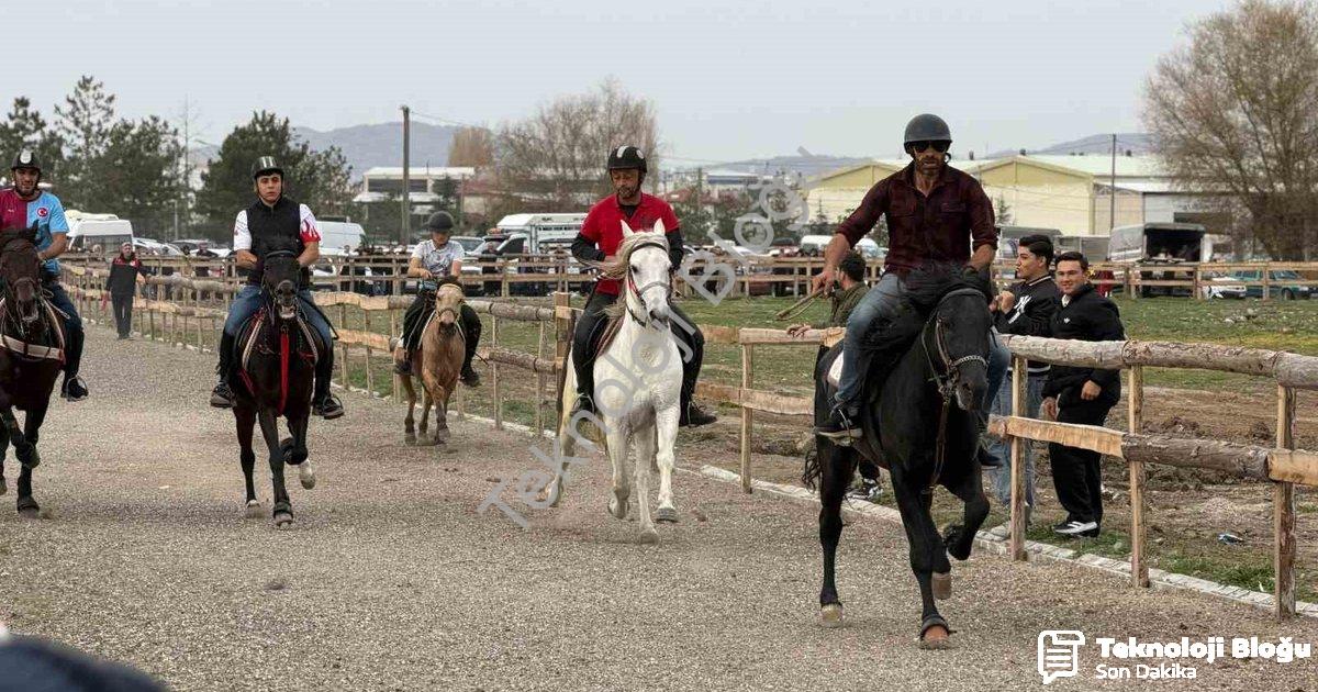 "Tavşanlı'da Tarihi Gün: Rahvan Atları Piste Damga Vurdu" başlıklı haber için fotorealistik, profesy