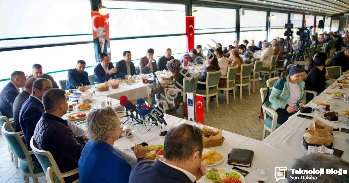 "Kuşadası Turizminde Bütçe Krizi: Başkandan Sert Eleştiri" başlıklı haber için fotorealistik, profes