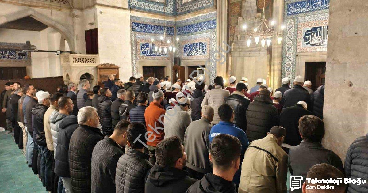 "Mimar Sinan Eserinde Manevi Buluşma: Muradiye Camii Dolup Taştı" başlıklı haber için fotorealistik,
