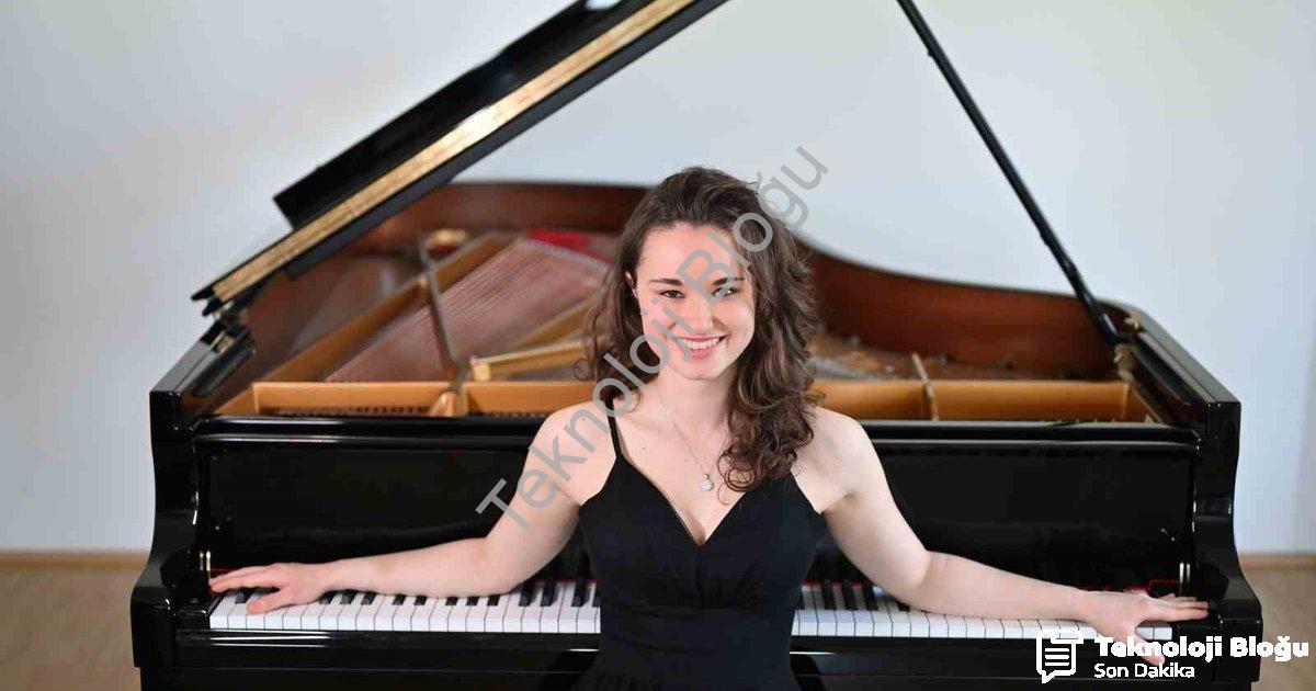 "Genç Piyanist Nehir Özzengin Forbes Listesiyle Zirvede" başlıklı haber için fotorealistik, profesyo