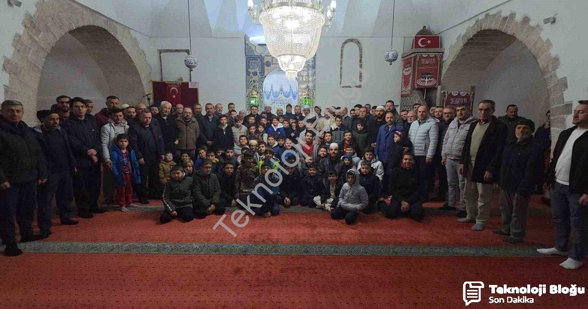 "Kütahya'da Gençlere Teknoloji ve Maneviyat Mesajı Verildi" başlıklı haber için fotorealistik, profe