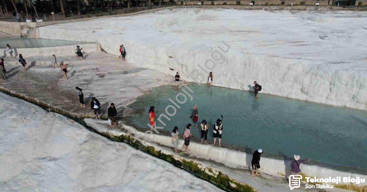 "Pamukkale Asyalı Turistlerin Gözdesi: Beyaz Cennet'e Yoğun İlgi" başlıklı haber için fotorealistik,