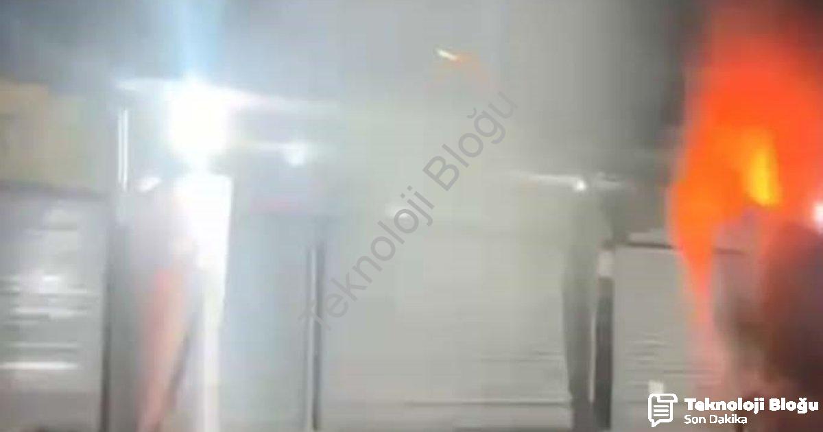 "İzmir'de Dehşet Anları: İş Yerini Ateşe Verip Kameraya Çektiler" başlıklı haber için fotorealistik,