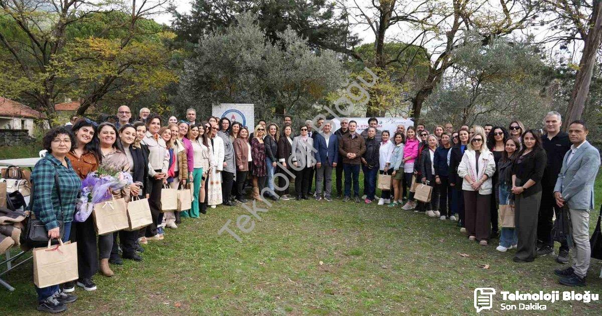 "Muğla'da Öğretmenler Kültürel Mirasla Güçlerini Birleştirdi" başlıklı haber için fotorealistik, pro