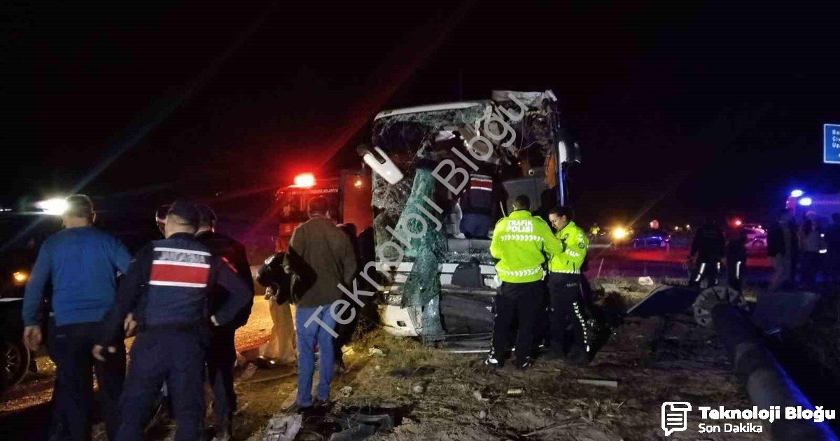 "Denizli'de Feci Kaza: Otobüs ve Minibüs Çarpıştı, Çok Sayıda Yaralı" başlıklı haber için fotorealis