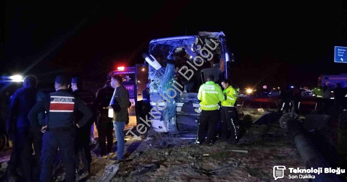 "Denizli'de Korkunç Kaza: Otobüsle Minibüs Çarpıştı: 1 Ölü, 13 Yaralı" başlıklı haber için fotoreali