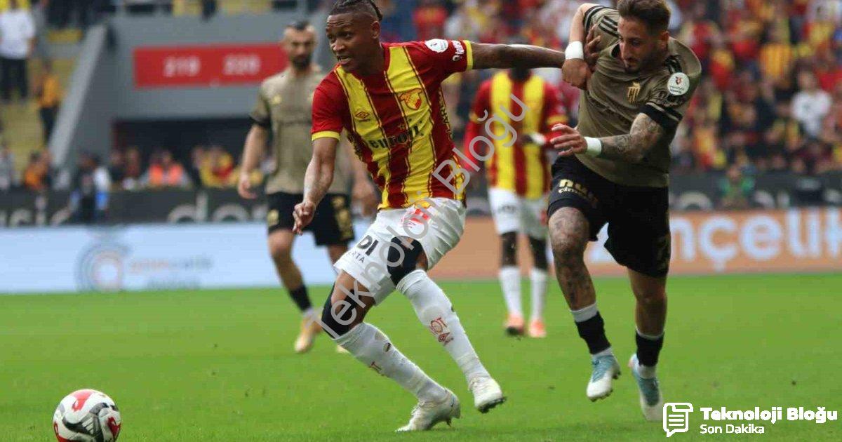 "Göztepe Kocaelispor Maçında VAR Damgası: İlk Yarı Golsüz Bitti" başlıklı haber için fotorealistik,