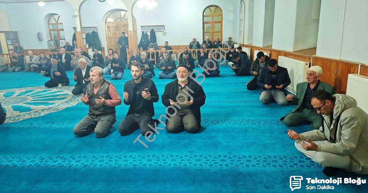 "Hisarcık'ta Öğretmenler Günü: Şehit Eğitimciler Dualarla Anıldı" başlıklı haber için fotorealistik,