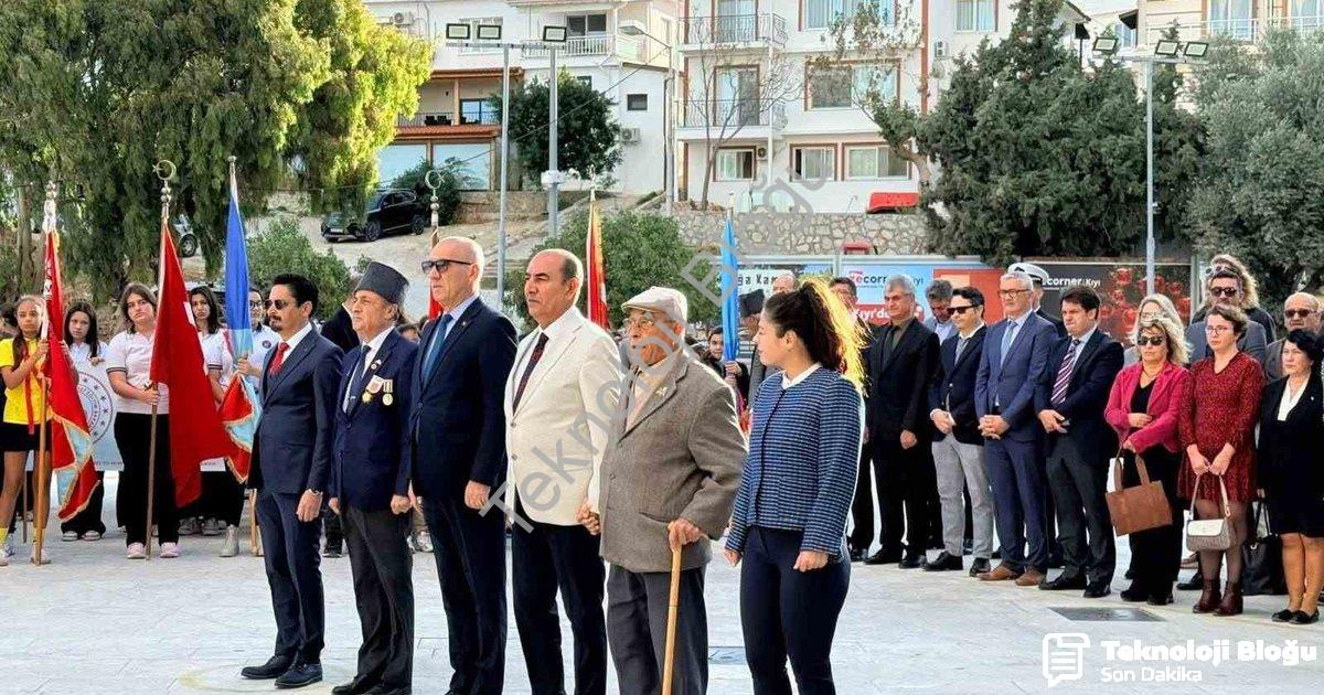 "Datça'da Coşkulu Öğretmenler Günü Kutlamaları Yapıldı" başlıklı haber için fotorealistik, profesyon