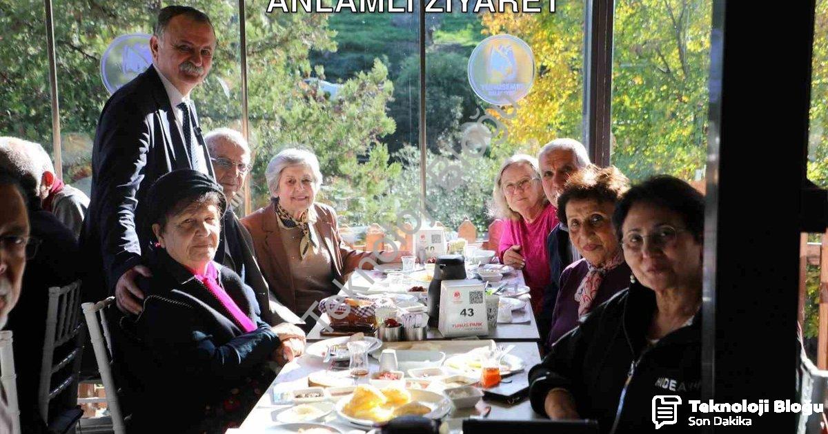 "Başkan Balaban'dan Emekli Eğitimcilere Anlamlı Ziyaret" başlıklı haber için fotorealistik, profesyo