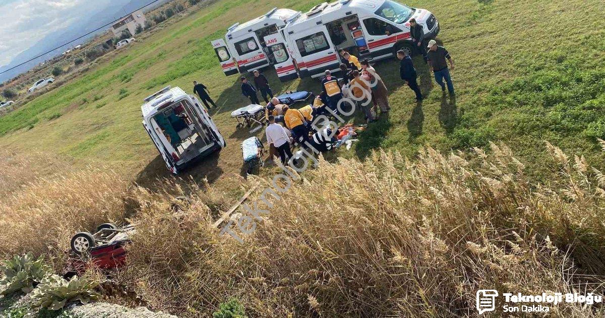 "Manisa'da Araç Tarlaya Devrildi: 1'i Bebek 5 Yaralı" başlıklı haber için fotorealistik, profesyonel