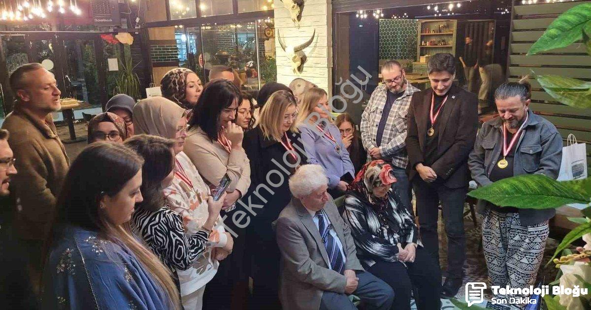 "Eski öğrencilerden emekli öğretmene duygulandıran buluşma" başlıklı haber için fotorealistik, profe