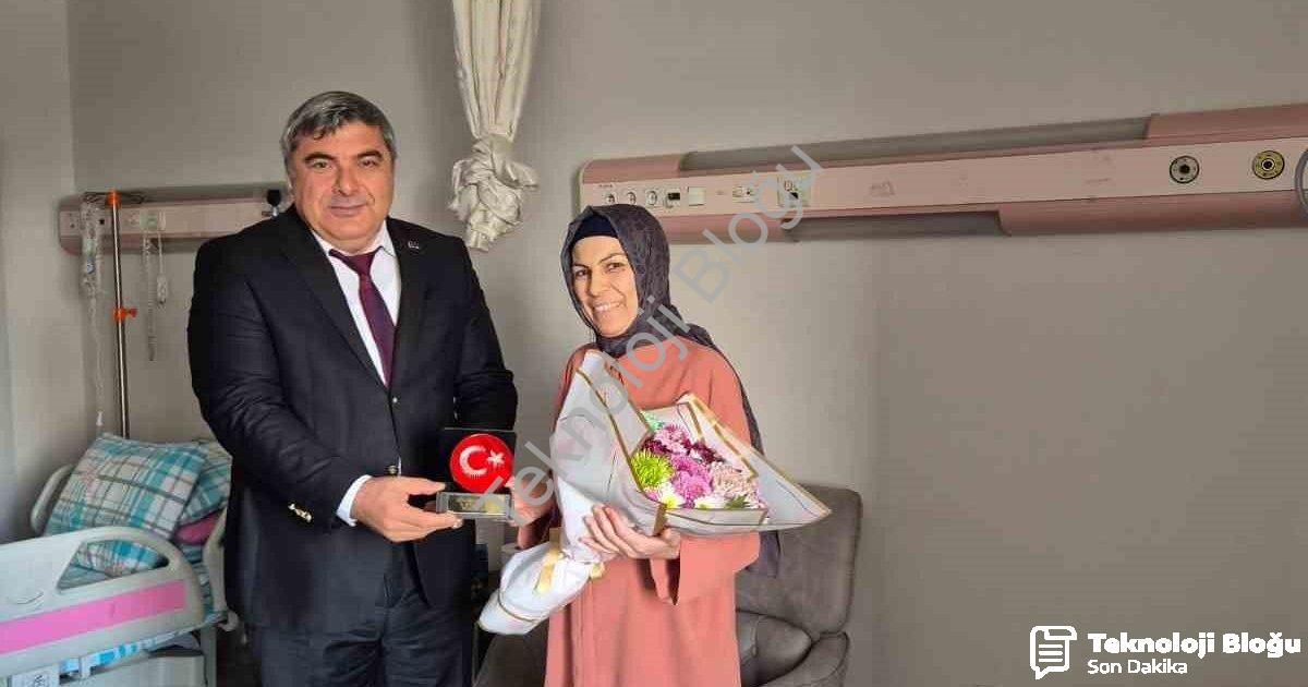 "Öğretmenler Günü’nü Hastanede Geçiren Emine Öğretmene Anlamlı Ziyaret" başlıklı haber için fotoreal
