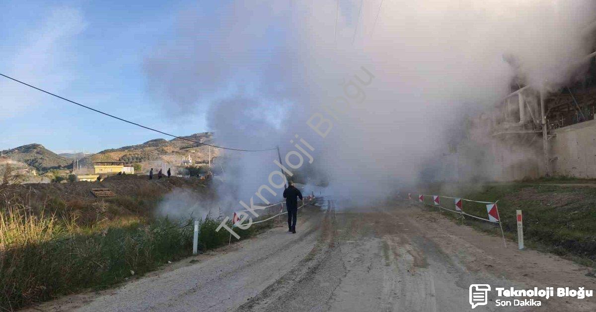 "Aydın’da Jeotermal Hattında Büyük Patlama: Karayolu Ulaşıma Kapandı" başlıklı haber için fotorealis