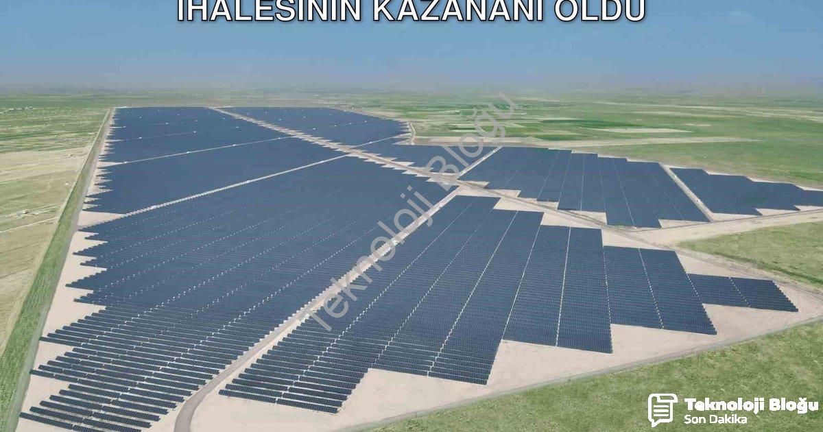 "Ecogreen Enerji, YEKA GES-2025 Bolu İhalesinin Kazananı Oldu" başlıklı haber için fotorealistik, pr