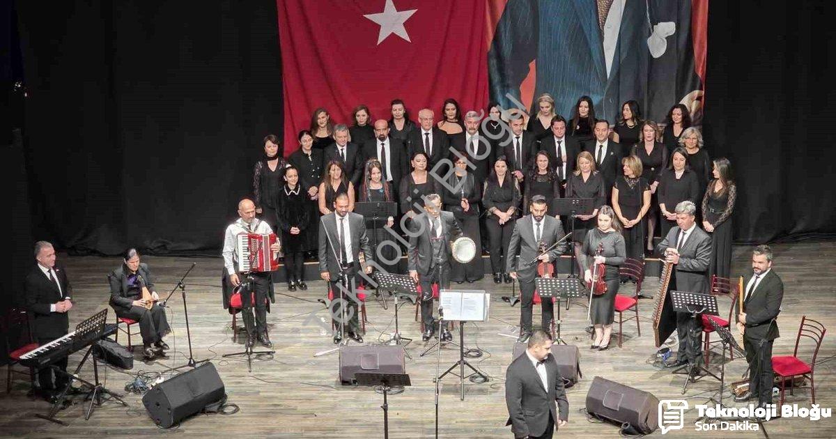 "Efeler’de Sanat Rüzgarı: Maarif Korosu’ndan Büyüleyici Performans" başlıklı haber için fotorealisti