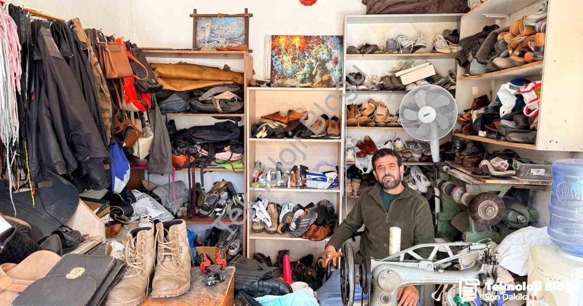 "Datça'nın Son Zanaatkarı: 26 Yıllık Ayakkabı Tamircisi Rıdvan Arslan" başlıklı haber için fotoreali