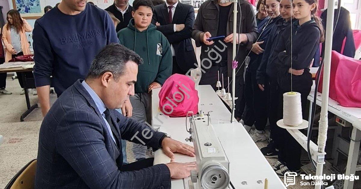 "Sarıgöl Kaymakamı Halil Dalak Öğrencilerle Atölyede Üretime Katıldı" başlıklı haber için fotorealis