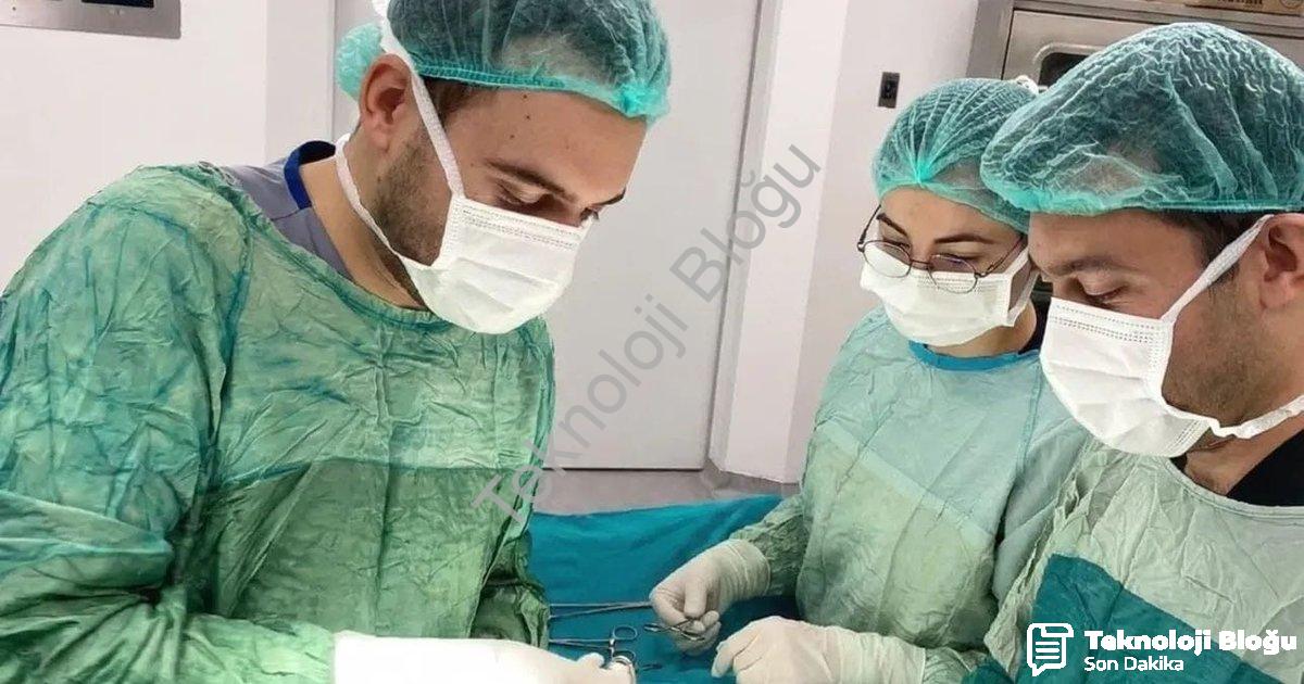 "Şuhut Devlet Hastanesi'nde Önemli Başarı: Yama ile Fıtık Onarımı" başlıklı haber için fotorealistik